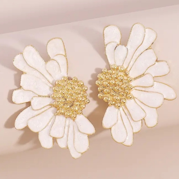 2 for$5 🚀NWT Half Flower Stud Earrings Copper Plated Jewelry - Picture 1 of 4